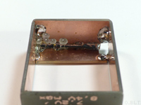 Assemblage de la batterie de substitution - Chanfreins sur les passages des fils Assemblage Batterie de substitution pour alimentation externe - Assemblage PCB